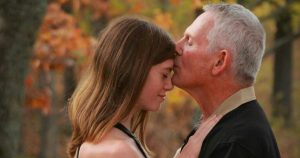 Joven de 19 años molesta ante críticas por casarse con hombre de 62 años: Lo tratan de pedófilo