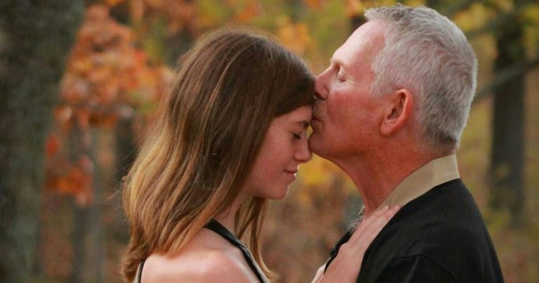Joven de 19 años molesta ante críticas por casarse con hombre de 62 años: Lo tratan de pedófilo