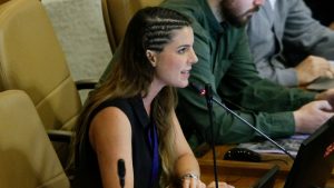 Presidencia pide disculpas a parlamentarias por "vestido corto" en visita de Bolsonaro