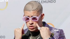 Bad Bunny muestra a sus seguidores cómo se vería con pelo