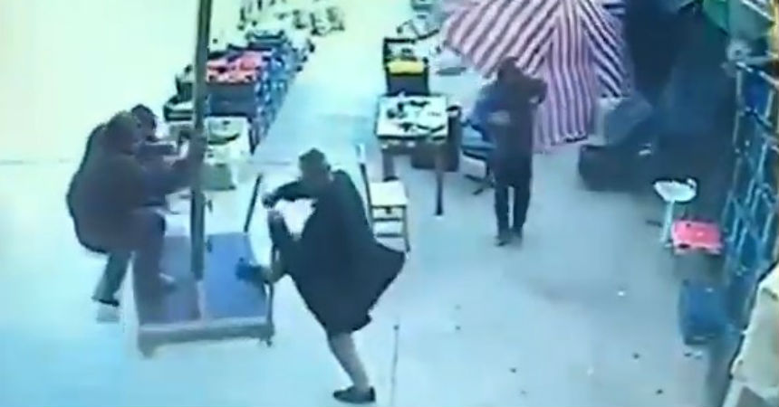 ¡Impactante! Fuertes vientos hicieron que un hombre saliera volando en un quitasol