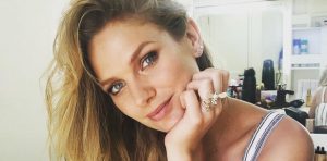 Mayte Rodríguez se codea con modelo de Victoria's Secret en evento