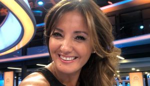 Priscilla Vargas sacó aplausos al posar con vestido que heredó de su madre