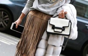 Faldas con flecos: Así es la moda que vuelve esta temporada