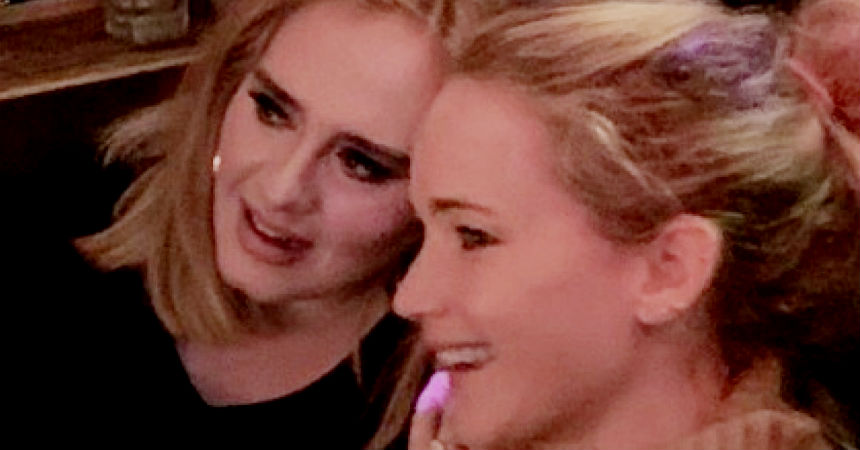 La desenfrenada noche de Adele y Jennifer Lawrence: terminaron borrachas en un bar de Nueva York