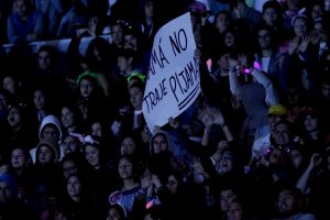 Sujeto que golpeó a una mujer fue detenido durante el show de Bad Bunny