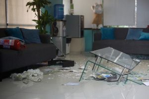 Joven de 20 años muere en clínica estética en Providencia y familiares destrozan el lugar