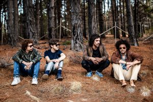 Conoce la historia de Cigarbox Man: Rock con guitarras hechas de chatarra reciclada