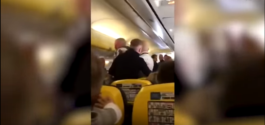 A mordiscos terminó pelea en un vuelo: todo porque una pasajera iba sin zapatos