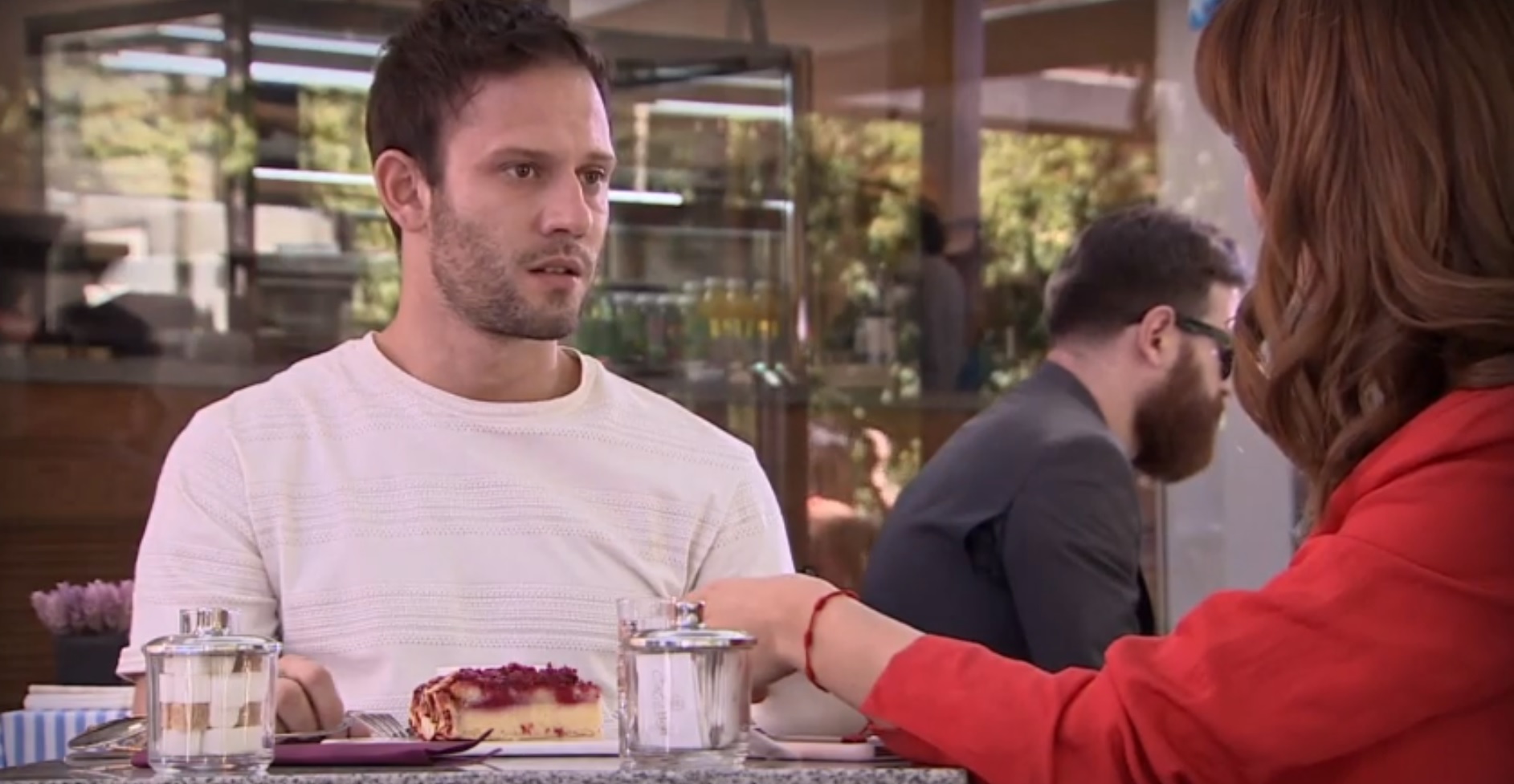 Detalle en vestimenta de extra se robó la atención en escena de "Pacto de sangre"