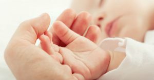 "Él me eligió a mí": la emotiva historia del enfermero que adoptó un bebé abandonado en el hospital