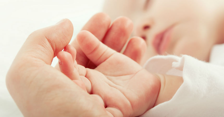 "Él me eligió a mí": la emotiva historia del enfermero que adoptó un bebé abandonado en el hospital