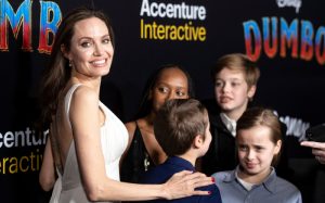 Angelina Jolie se luce en la alfombra roja del estreno de "Dumbo" junto a sus hijos