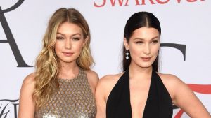 Libros como 'accesorio': la tendencia que Bella y Gigi Hadid pusieron de moda