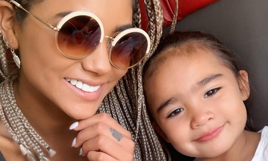 Dos gotas de agua: Camila Recabarren se auto trolea por su parecido con estrella de fútbol colombiano