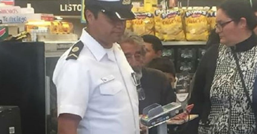 El noble gesto de un marino con un hombre en situación de calle que emociona a las redes