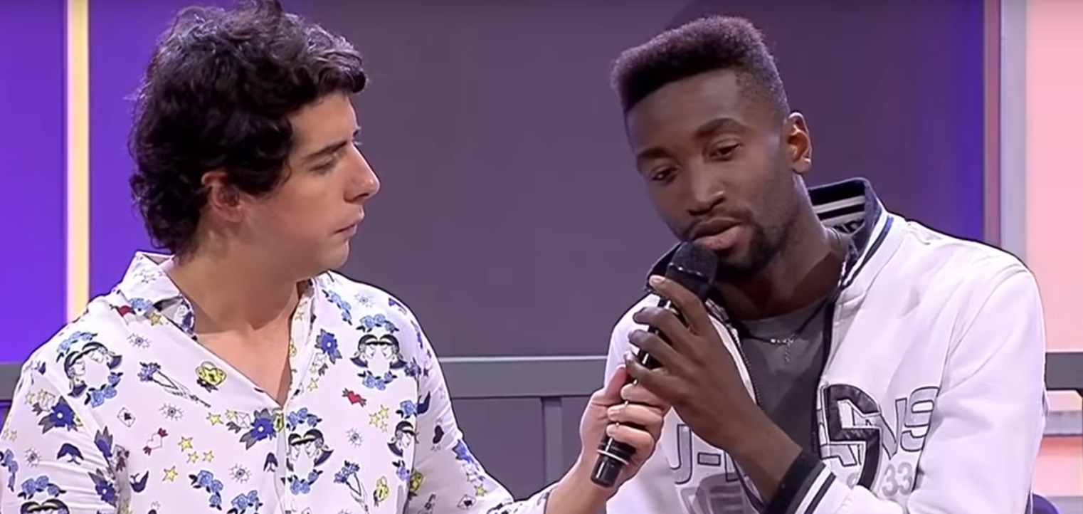 Cantante en "Rojo" penalizado por ausencia a ensayo reveló que fue por su familia en Venezuela