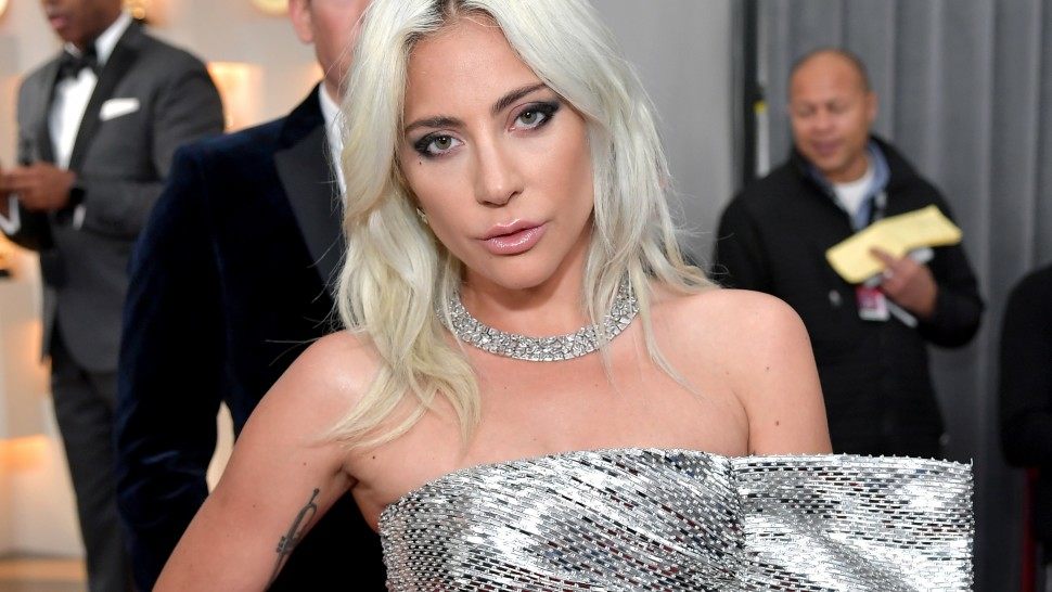 Lady Gaga responde a rumores de embarazo en Twitter