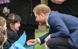 La cómica pregunta de niño que sacó risas al príncipe Harry en visita a una escuela