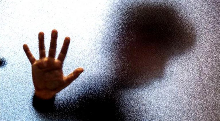 Mujer abusó sexualmente de su hijo de 4 años y vendió videos en la web