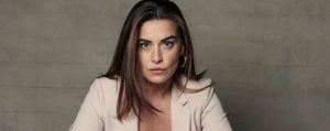 Ingrid Cruz sorprende posando solo con una mascarilla