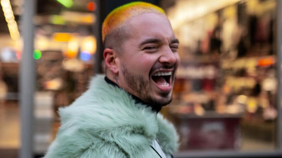 J Balvin compartió divertida caída que sufrió en aeropuerto