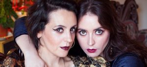 Amiga de Jani Dueñas explica el motivo de sus gestos 'obscenos' a la prensa