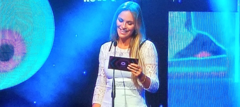 Kenita Larraín se ríe de ella misma en los 'Giga Awards" al asumirse como 'reina de los memes'