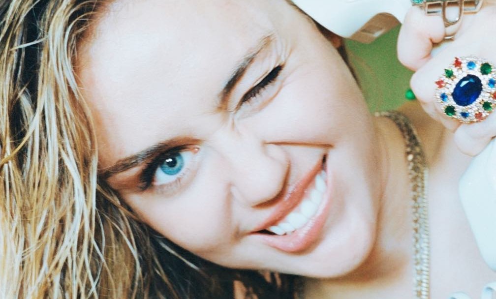 Miley Cyrus le responde a sus 'haters' y sorprende posando desnuda