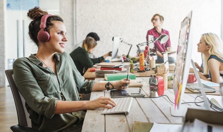 Estudio revela si la música distrae o potencia la creatividad al trabajar