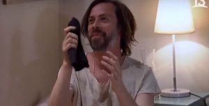 ¿Más que una prenda? Escena de Marco y su gorro desató risas en televidentes