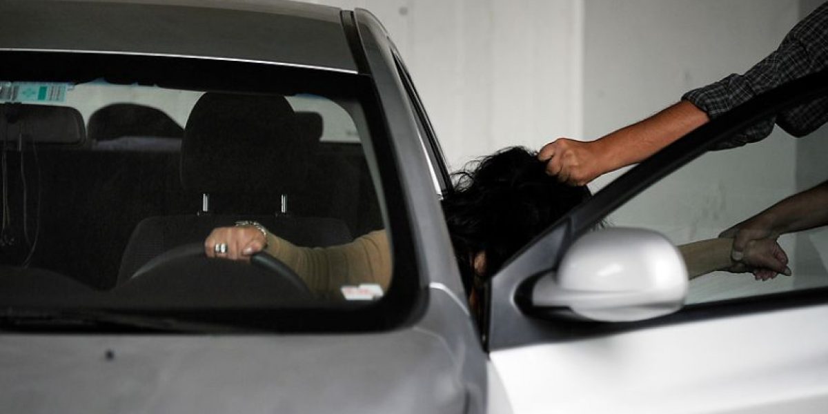 Golpean a embarazada en el vientre durante portonazo en Las Condes