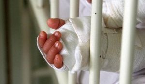 Un bebé lucha por sobrevivir tras caer en un balde de agua hirviendo en Ucrania