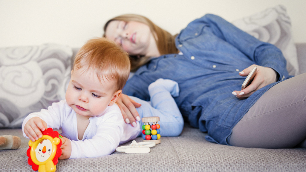 Madres primerizas demoran seis años en volver a dormir bien según la ciencia