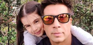 Mario Velasco enamoró con fotos de su hija en su primer día de clases