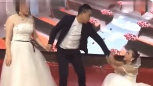Mujer vestida de novia irrumpió en la boda de su ex para rogarle que vuelva con ella