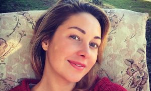 Blanquita Nieves celebró 1 año y medio de maternidad con foto amamantando a su hija