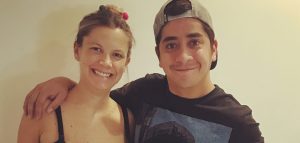 Fernando Godoy se luce como modelo para apoyar emprendimiento de su esposa