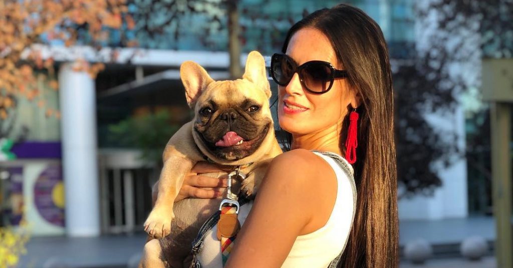 Adriana y su perrita