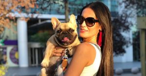 Adriana y su perrita