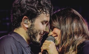 ¿Ya no esconden su amor? Sebastián Yatra besó a Tini Stoessel en pleno concierto