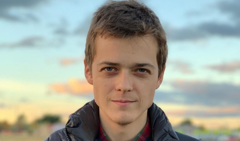 Simón Pesutic presume su trabajado físico en cuarentena