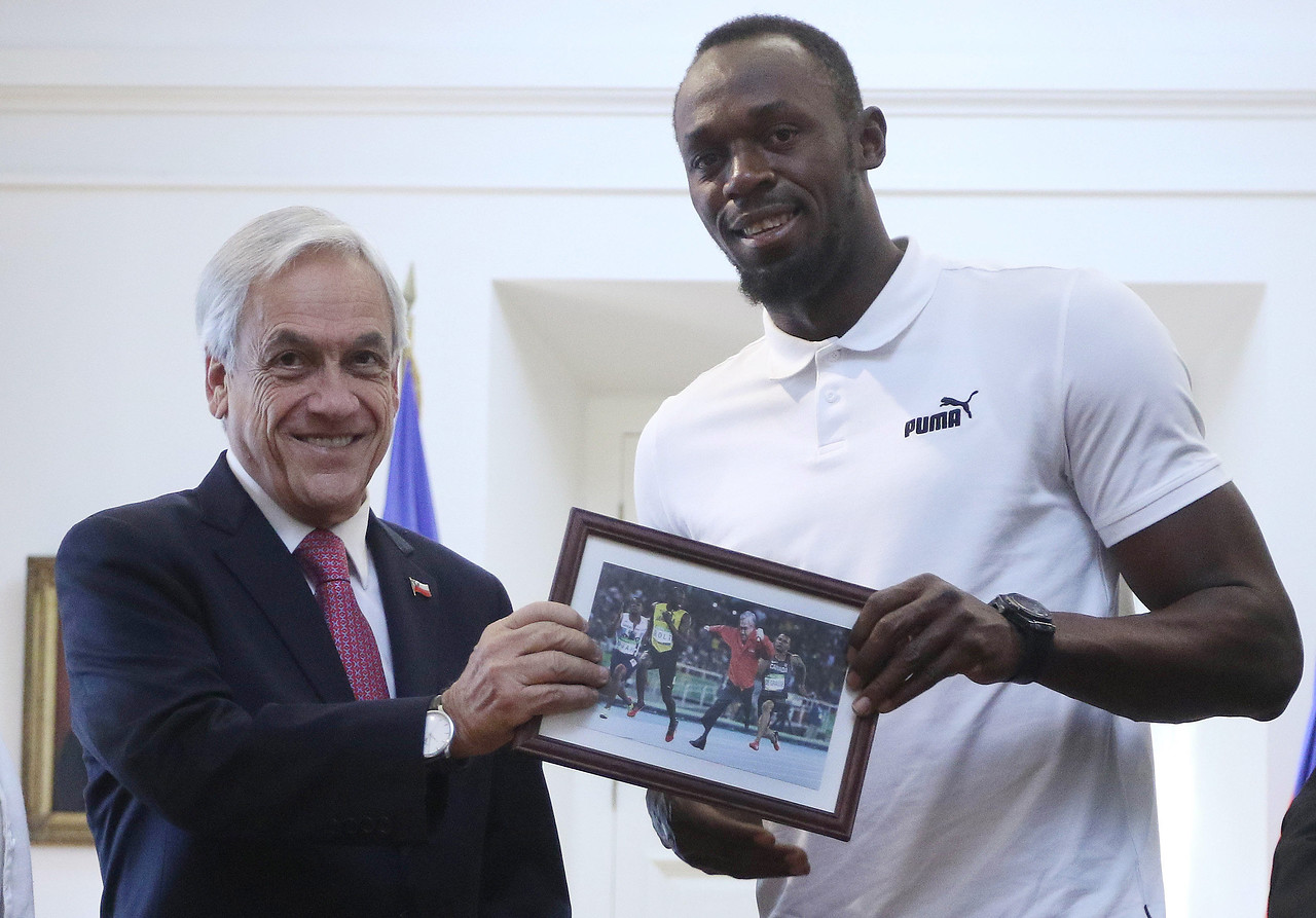 Presidente Piñera recibe a Usain Bolt en La Moneda y le regala un meme