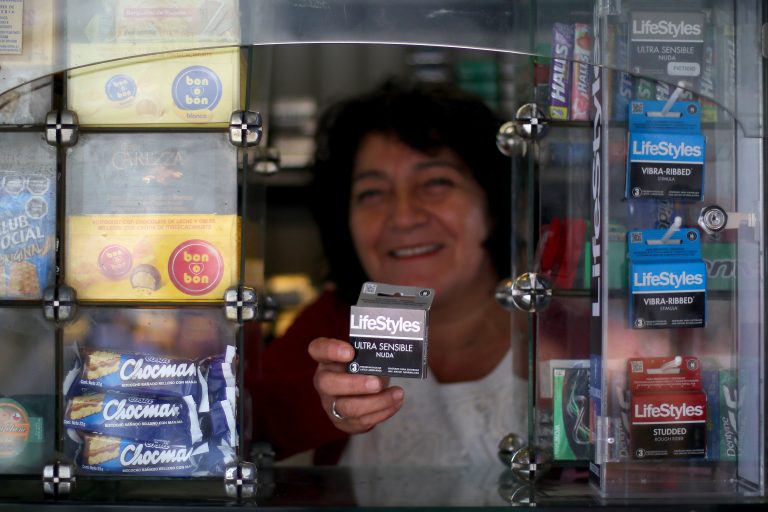 Partió la venta de condones en los kioscos de la comuna de Santiago