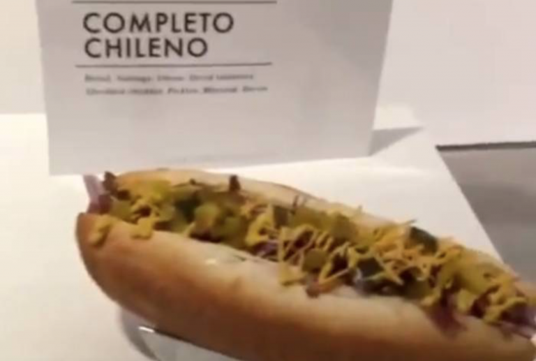 Completo chileno se transforma en pieza de arte en galería de Nueva York