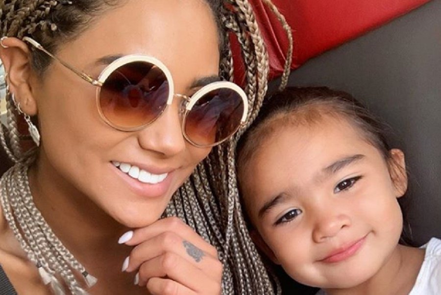 Camila Recabarren llegó a Chile justo para importante momento de su hija Isabella