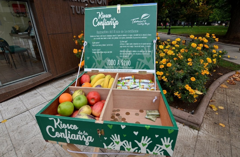 Temuco inaugura el 'Kiosko de la Confianza' para fomentar la honestidad de sus vecinos