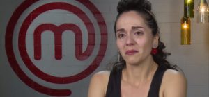 Otra vez: Karen de "MasterChef" rompió en llanto al tener que matar un caracol