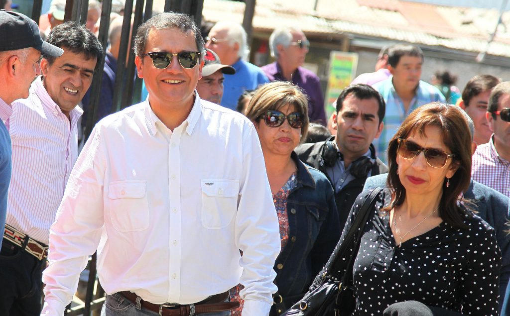 Alcalde UDI hace un "particular llamado" a tener "harto ojo con los bisexuales" para prevenir el VIH