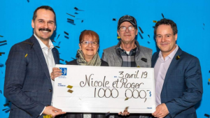 ¡Impresionante! Abrió libro para ayudar a su nieto y ganó un millonario premio